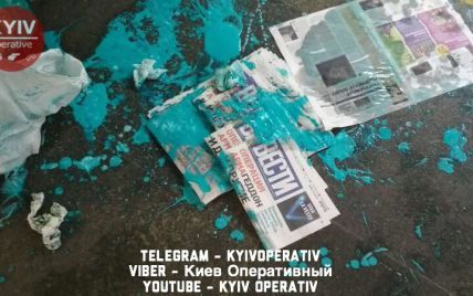 У центрі Києва невідомий облив фарбою дівчину, яка роздавала біля метро газету "Вести"
