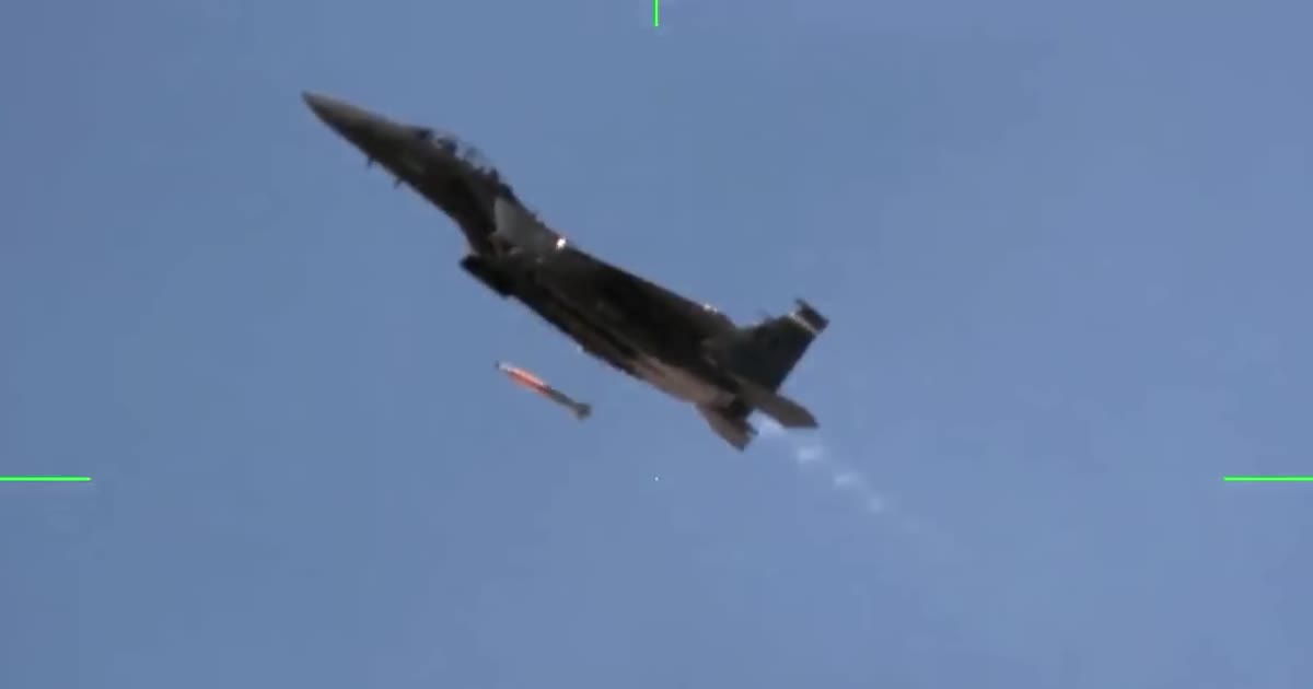 США испытали ядерную бомбу, которой хотят вооружить истребители F-15E: в Сети показали видео