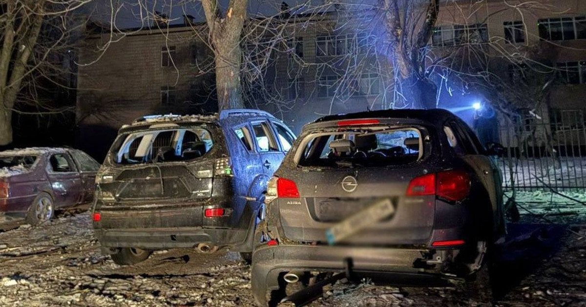 Пошкоджені автомобілі через російську атаку на Київ 20 січня