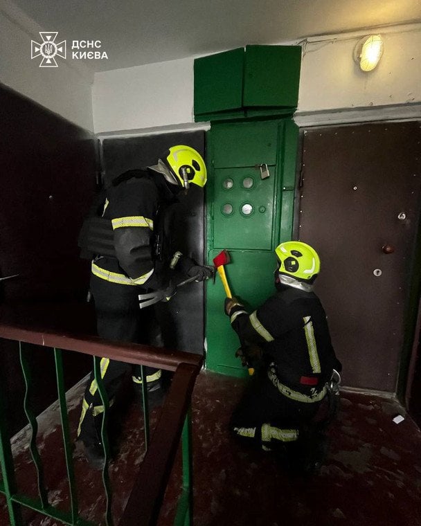 Наслідки атаки російських дронів на Київ  / © ДСНС