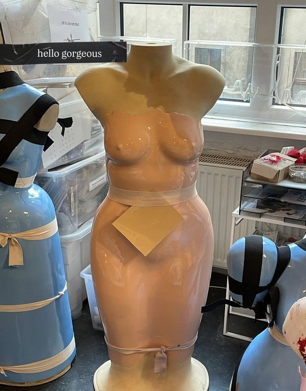 Створення сукня Гайді Клум / фото: instagram.com/marinahoermanseder