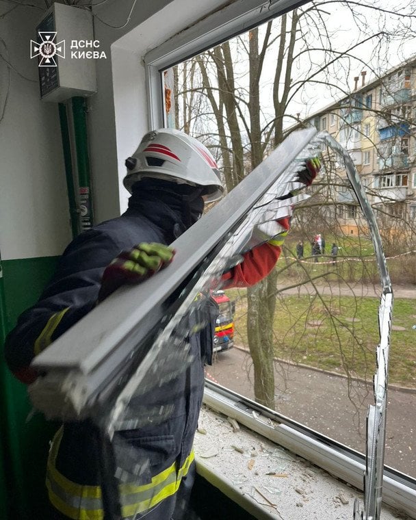 Наслідки атаки російських дронів на Київ  / © ДСНС