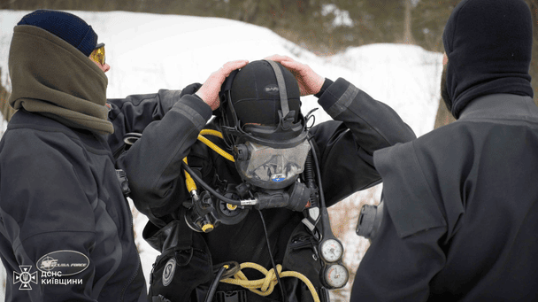 Рятувальники вже тиждень шукають водія, який провалився під кригу  / © ДСНС