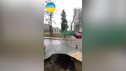 В Киеве прямо на дороге провалился асфальт и образовалась огромная яма