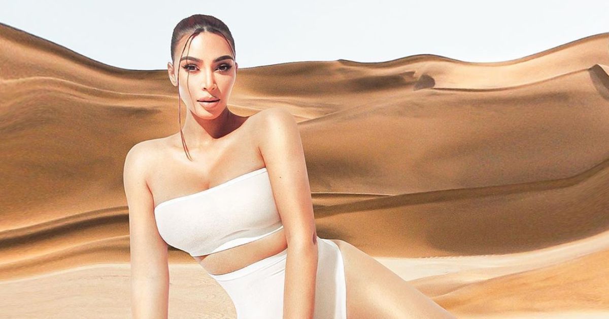 Ким Кардашян позировала с расставленными ногами в бежевом нижнем белье