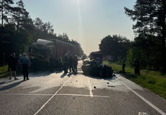 На Волыни легковушка влетела в грузовик: водитель и пассажир погибли