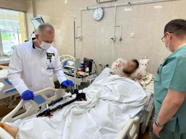 Лікарі роблять все можливе, аби врятувати Рената / © fakty.ua