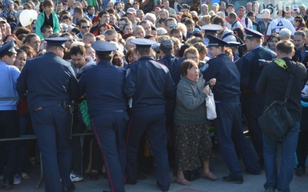 Запорожцы устроили серьезную давку / © http://www.061.ua/