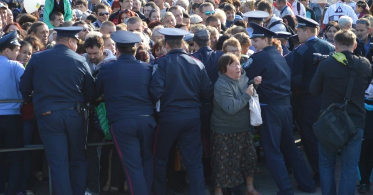 Запорожцы устроили серьезную давку / © http://www.061.ua/