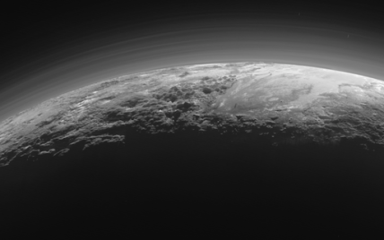 Синє небо Плутона та бабця-"піджейка". Позитивні новини тижня