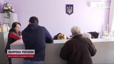 Не лише допомога людям в тилу: скільки держслужбовців воюють на фронті