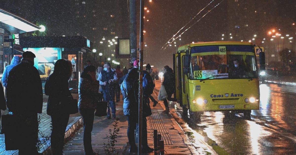 Киев скован льдом второй день: как коммунальщики справляются с непогодой
