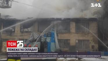 Майже три години намагаються загасити склад колишнього винзаводу у Львові