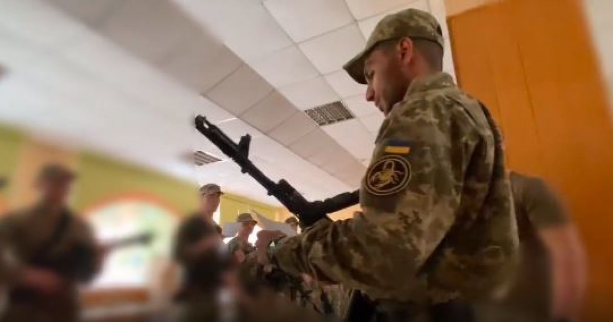 Тарас Тополя розчулив відео, як військові з США та Іраку складають присягу українською мовою