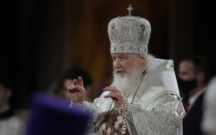 Поскользнулся на мраморе: патриарх Кирилл упал во время освящения храма в Новороссийске (видео)