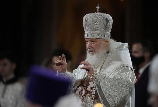 Послизнувся на мармурі: патріарх Кирило впав під час освячення храму у Новоросійську (відео)