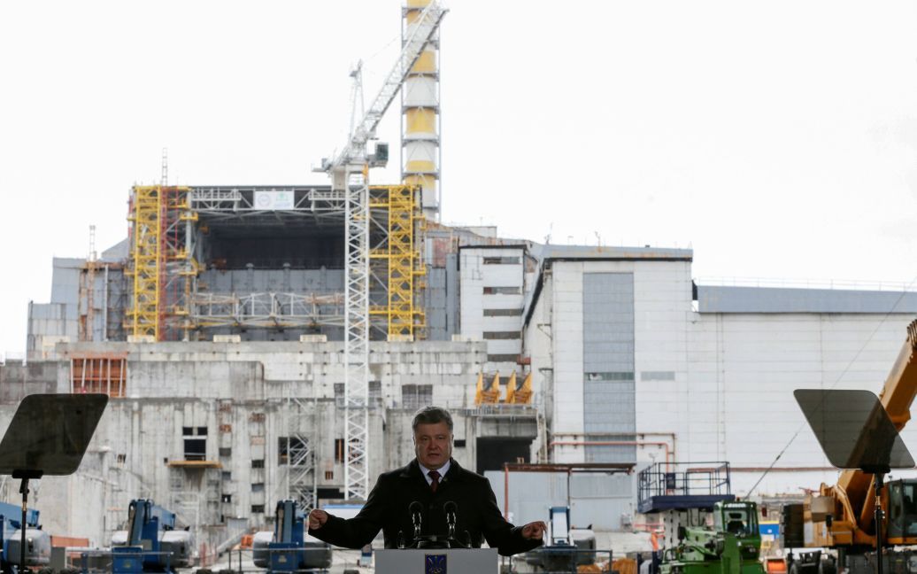 Порошенко проголосив промову на фоні саркофагу з реактором. / © Reuters