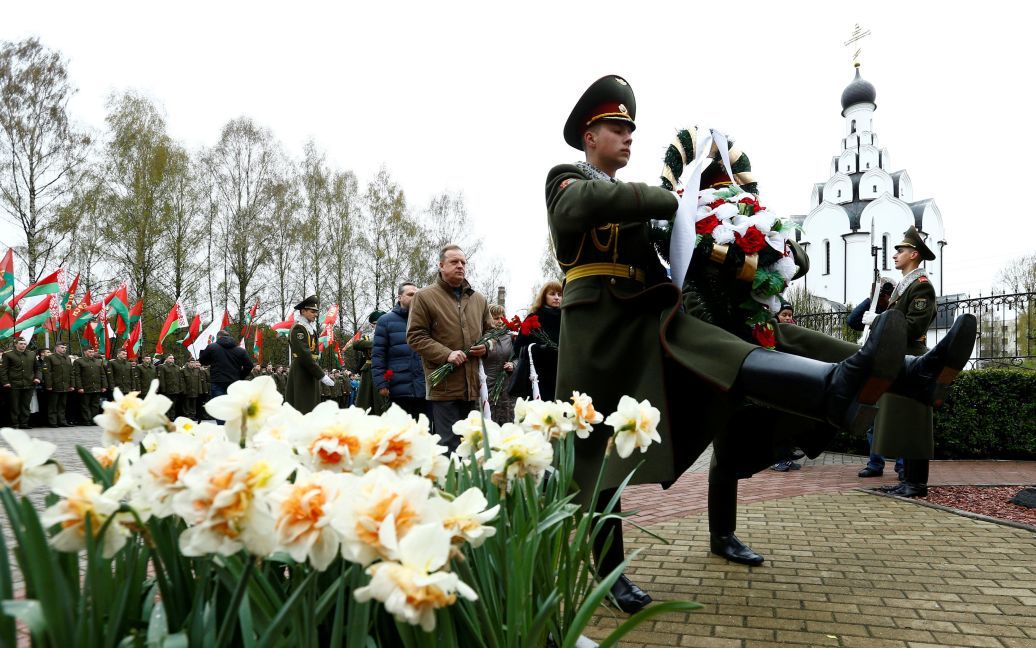Церемонія вшанування жертв Чорнобильської трагедії у Мінську. / © Reuters