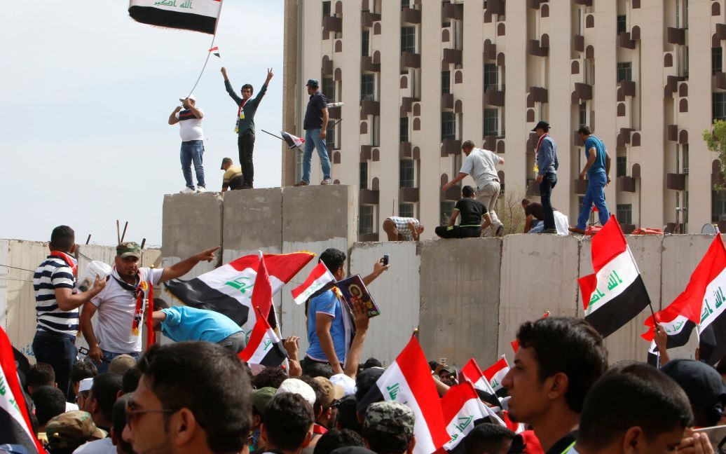 В Іраку мітингувальники вдерлися до парламенту. / © Reuters
