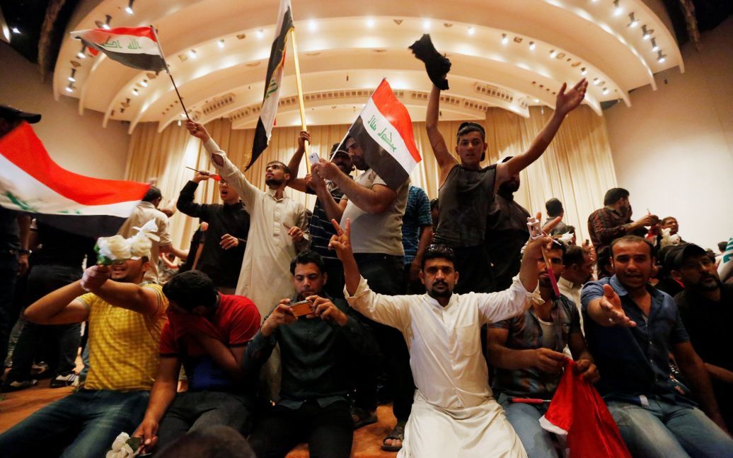 В Іраку мітингувальники вдерлися до парламенту. / © Reuters