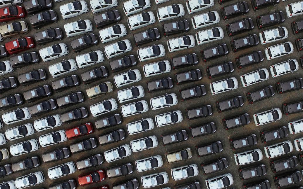 Електромобілі стоять на стоянці автомобільного заводу в місті Синтай, провінція Хебей, Китай. / © Reuters