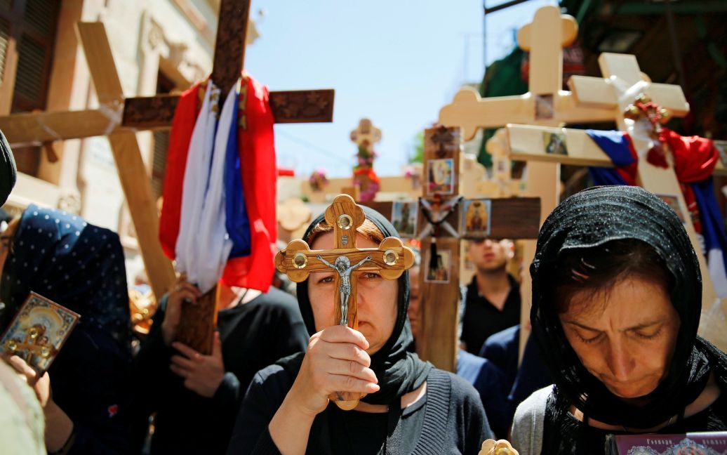 Православні парафіяни тримають хрести під час ходи на Страсну п&#039;ятницю у Старому місті в Єрусалимі. / © Reuters