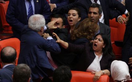 У Туреччині депутати влаштували побоїще в парламенті
