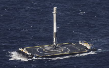 SpaceX успішно посадила ракету на платформу. На черзі перезапуск двигунів