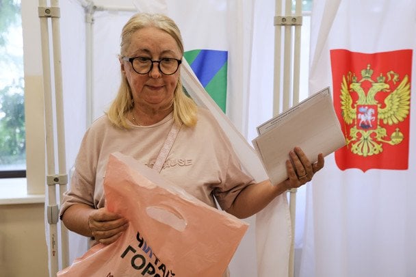 Голосувати на парламентських виборах у Владивостоці. / © Associated Press