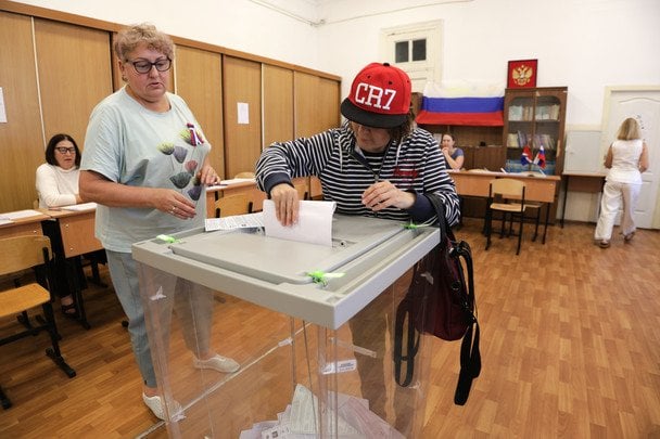 Голосувати на парламентських виборах у Владивостоці. / © Associated Press