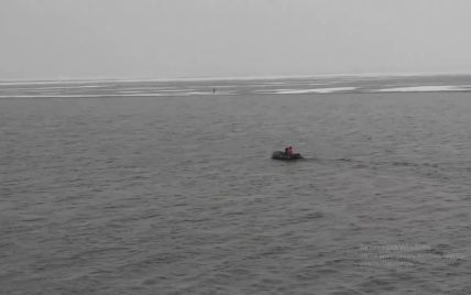 Проплыл на льдине из Полтавской в Кировоградскую область: рыбак полдня дрейфовал на водохранилище