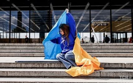 Лежа под флагом Украины: украинская художница устроила перформанс на улицах Берлина