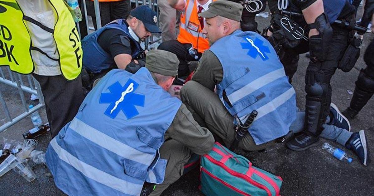 Военные медики спасли фаната, который потерял сознание возле турникета "Олимпийского"