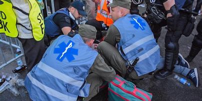 Военные медики спасли фаната, который потерял сознание возле турникета "Олимпийского"