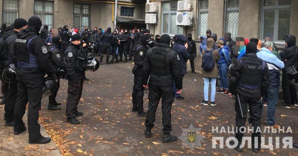 Столична поліція затримала групу молодиків, у яких виявили кийки, балаклави та газові балончики_6 / © Національна поліція України