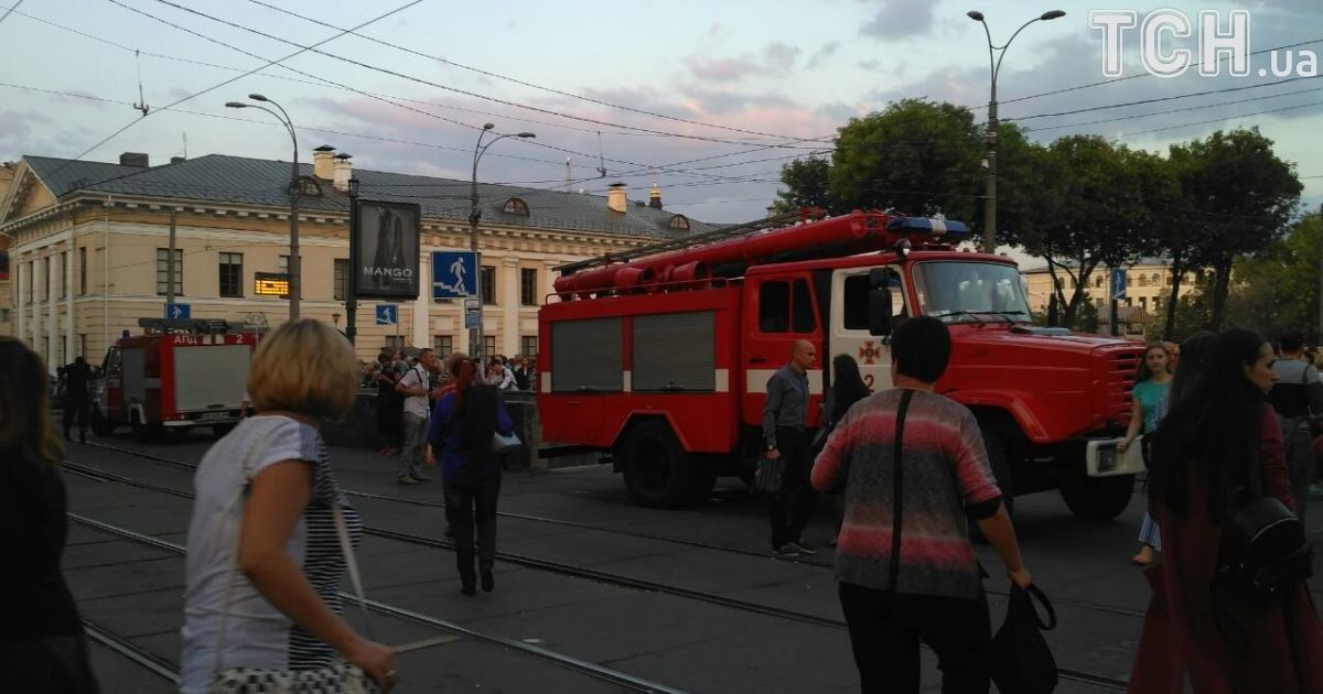 После задымления в метро на Контрактовую приехали пожарные и "скорая"