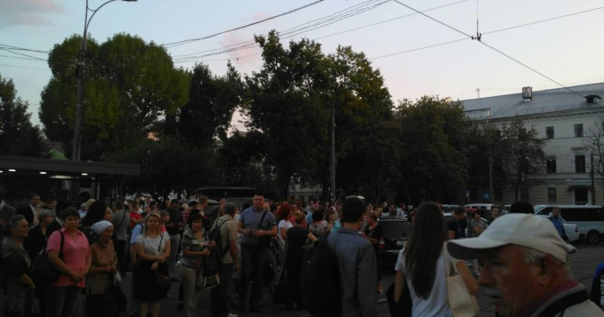 Черги та довга дорога додому: через задимлення метро кияни йдуть пішки