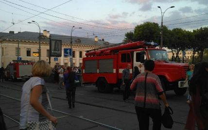 Після задимлення у метро на Контрактову приїхали пожежні та "швидка"