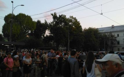 Очереди и долгая дорога домой: из-за задымления в метро киевляне идут пешком