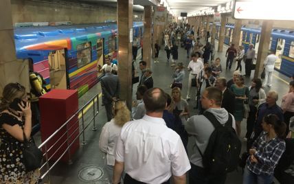 Рятувальники назвали попередню причину зупинки синьої гілки метро Києва