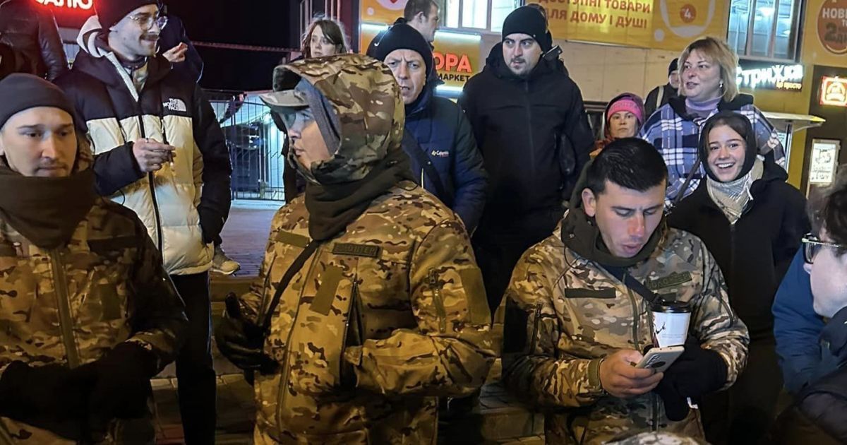 На місце конфлікту прибули поліцейські, які затримали осіб з волонтерськими скриньками