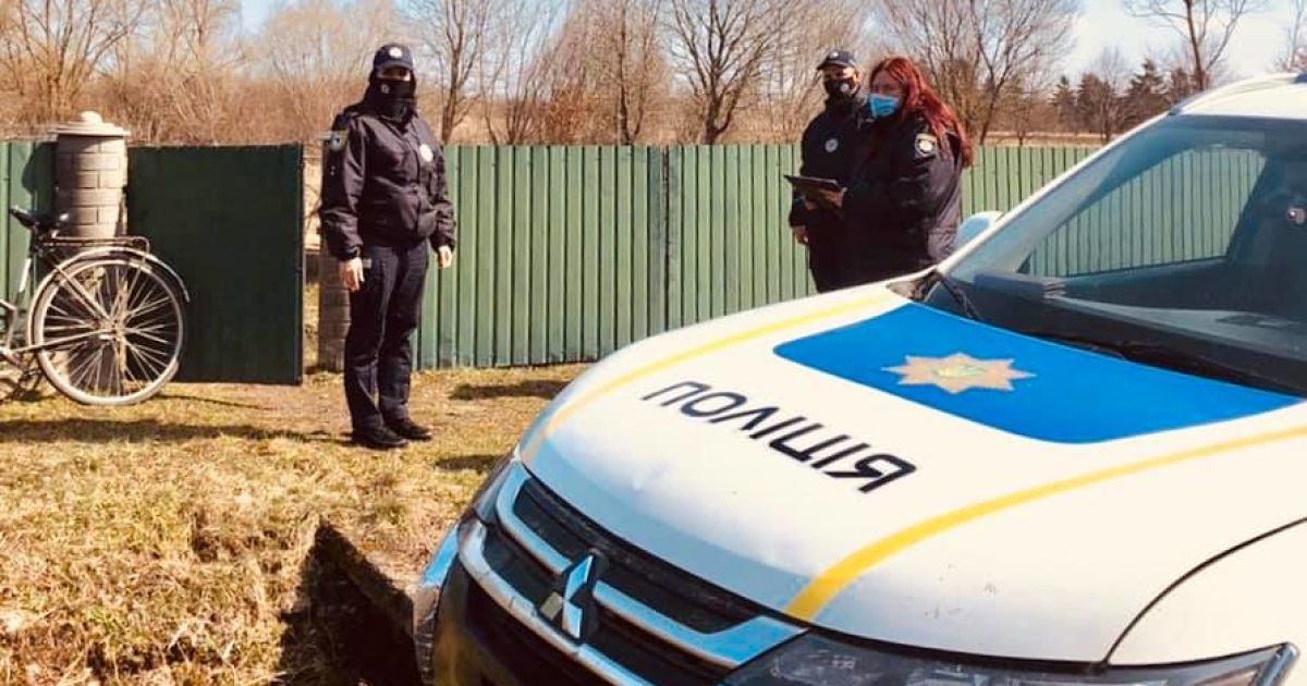 На Прикарпатье роженица замотала в одеяло младенца и оставила на ступеньках: ребенок умер в скорой