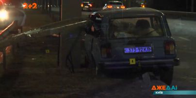 Без перебільшення моторошна аварія: автомобіль наскрізь прохромило залізним парканом