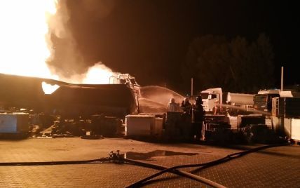 Спасатели потушили большой пожар на складе матрасов в Киеве