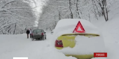 Зимова негода паралізувала рух у Румунії та Болгарії: люди викопують автівки з-під снігу