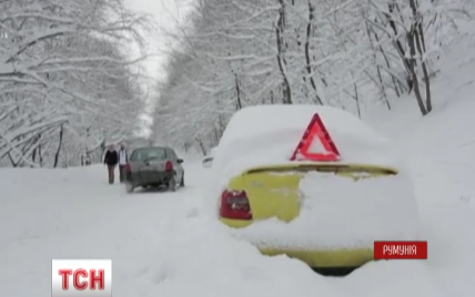 Зимова негода паралізувала рух у Румунії та Болгарії: люди викопують автівки з-під снігу