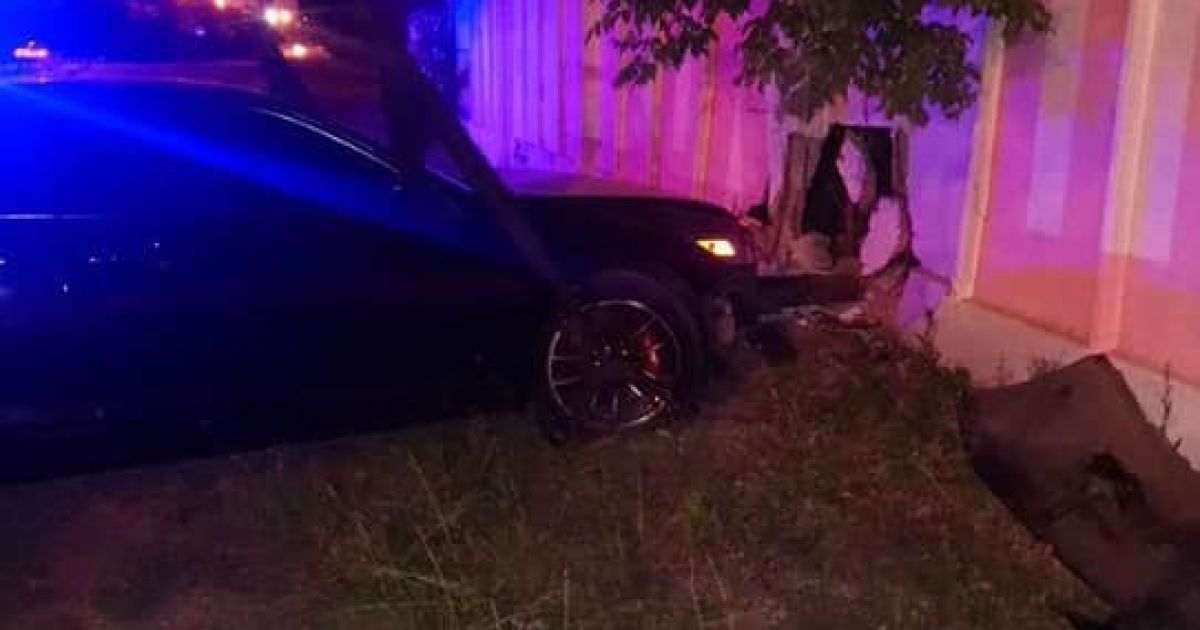У Києві п’яна водійка в'їхала на Honda у бетонний паркан