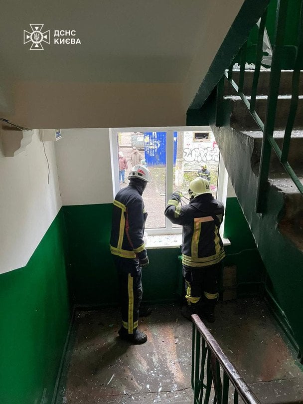 Наслідки атаки російських дронів на Київ  / © ДСНС