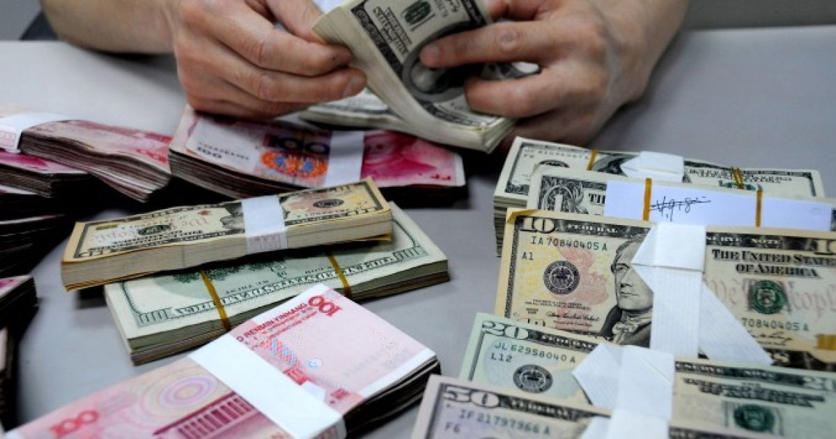 Доллар подорожал, а евро подешевел в курсах Нацбанка. Инфографика