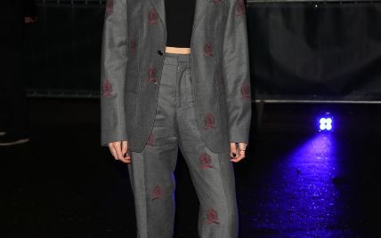 В брючном костюме и грубых ботинках: Хана Кросс на модном показе в Лондоне